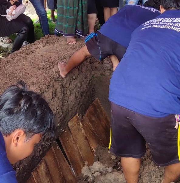Sempat Berpolemik, Akhirnya Jenazah Jhony Indo Dimakamkan